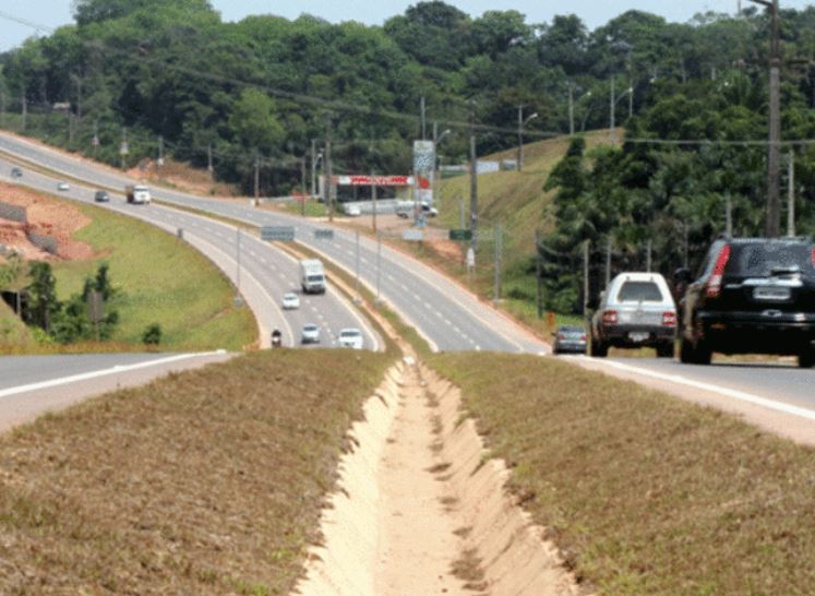Carro em alta velocidade atropela e mata homem na rodovia AM-070