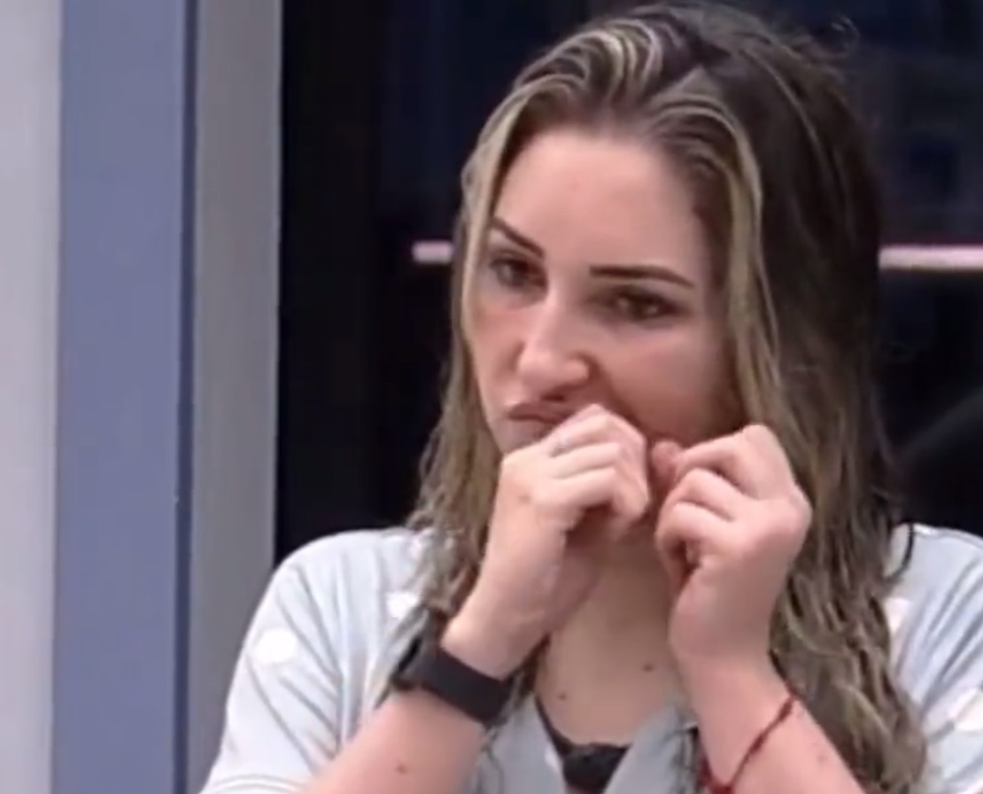 BBB23: Amanda usa próprio cabelo como fio dental e choca internautas; vídeo