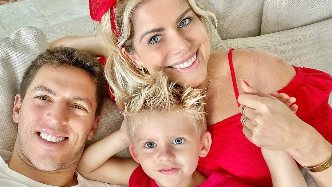 Sem ver Enrico, Amaury Nunes alfineta Karina Bacchi no Dia dos Pais 