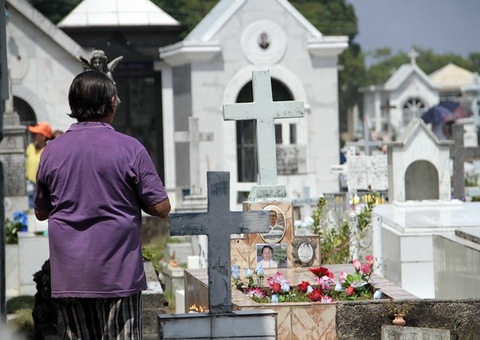 Metade de sepultamentos desta sexta em Manaus foram de vítimas da Covid