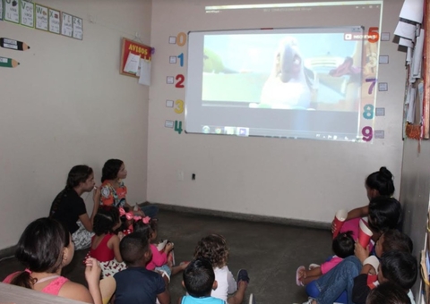 Cineminha movimenta Dia das Crianças no 'Abrigo do Coroado'