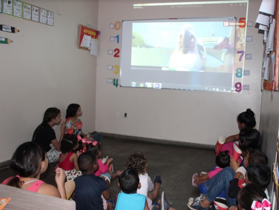Cineminha movimenta Dia das Crianças no 'Abrigo do Coroado'
