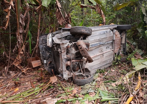 Mãe e filho são arremessados de carro em acidente na BR-174; um morreu