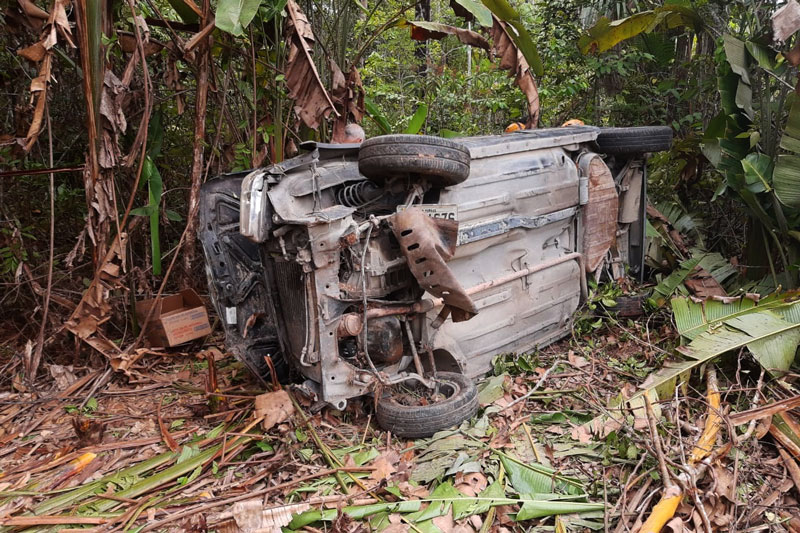 Mãe e filho são arremessados de carro em acidente na BR-174; um morreu