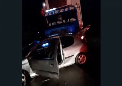 Acidente violento entre carro e caminhão deixa 5 pessoas feridas na AM-010