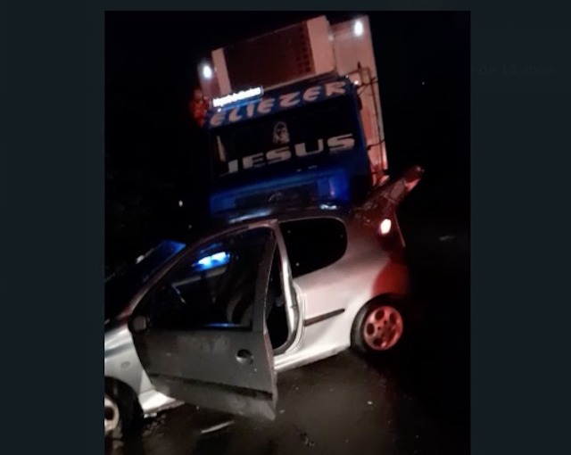 Acidente violento entre carro e caminhão deixa 5 pessoas feridas na AM-010