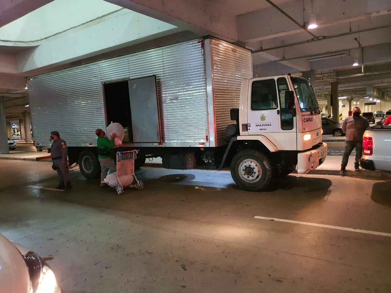 Sefaz-AM apreende carregamento com suspeita de ilegalidade no aeroporto