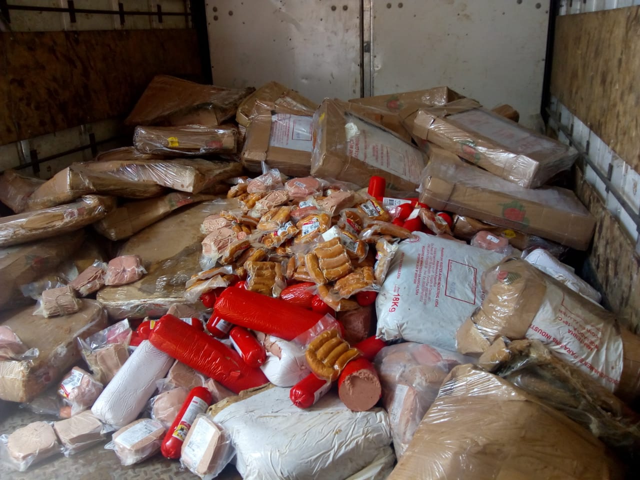 Adaf apreende mais de 8 mil kg de alimentos impróprios para consumo no AM