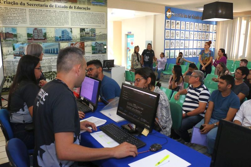 Secretaria de Educação atende aprovados do concurso de 2018 em Manaus