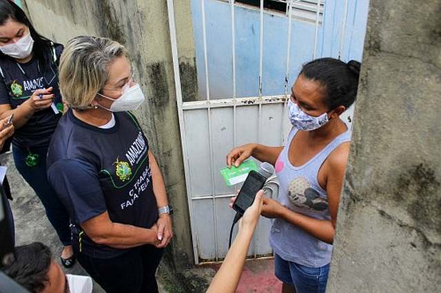 Primeiro cartão do auxílio estadual do Amazonas é entregue a diarista