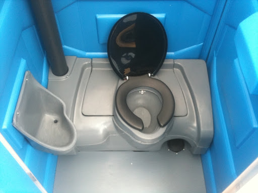 Banheiros químicos são instalados para moradores de rua em Manaus