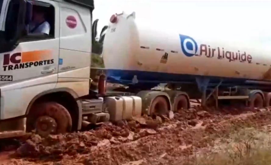 Caminhões carregando oxigênio para o Amazonas ficam atolados na BR-319