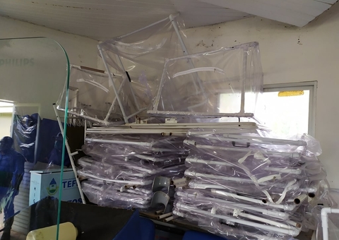 Hospital de Tefé acumula sujeira e aparelhos inutilizados