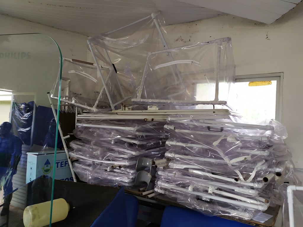 Hospital de Tefé acumula sujeira e aparelhos inutilizados