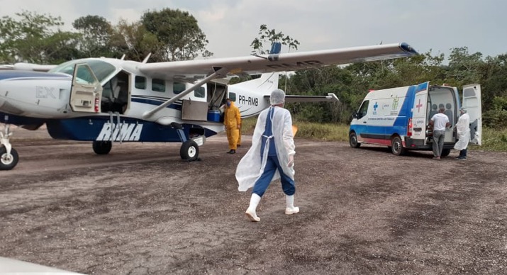 Surto de covid-19 faz idosos serem transferidos às pressas no Amazonas