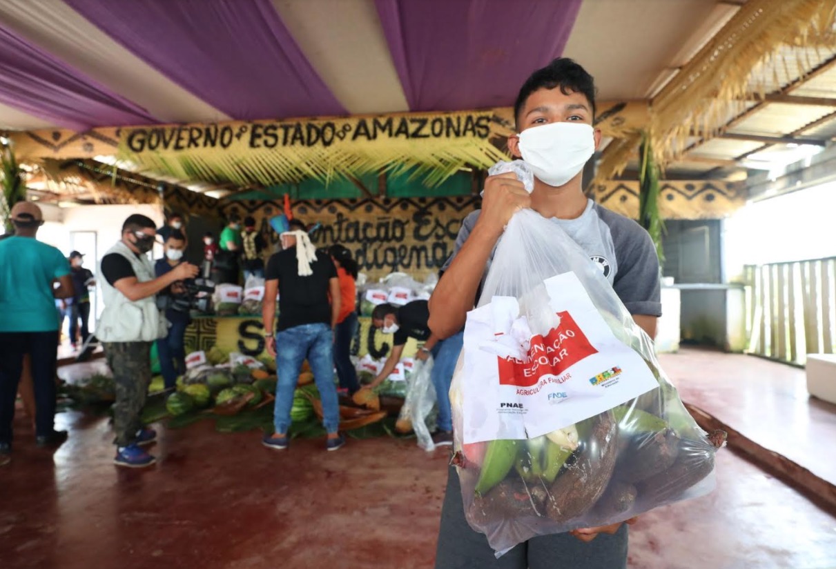 Estudantes de Autazes recebem kits com alimentos de produtores indígenas