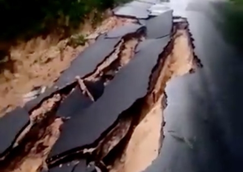 Cratera se abre e engole parte da rodovia AM-010; veja vídeo