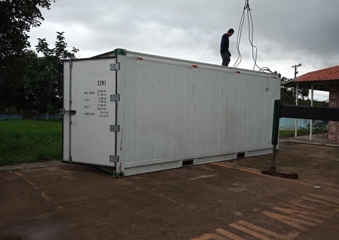Câmara frigorífica é instalada em Iranduba após aumento de óbitos por Covid