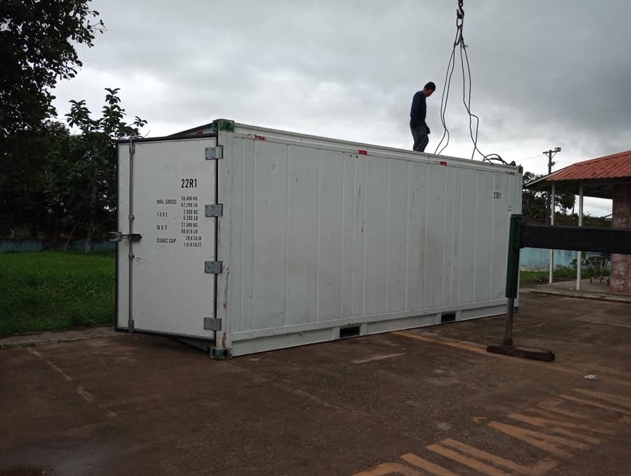 Câmara frigorífica é instalada em Iranduba após aumento de óbitos por Covid