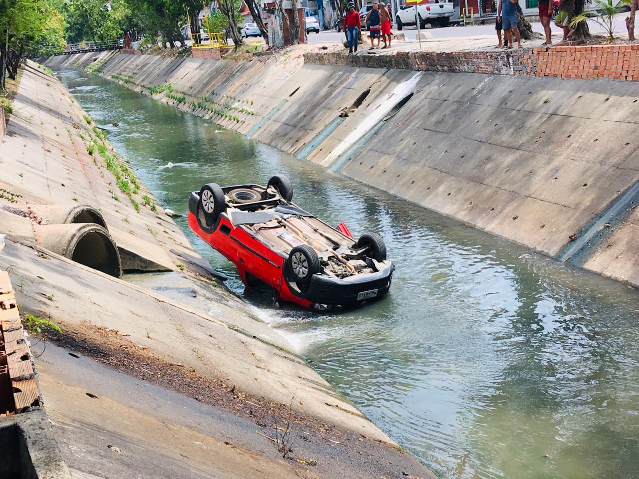 Carro vai parar no igarapé após idoso perder o controle em Manaus