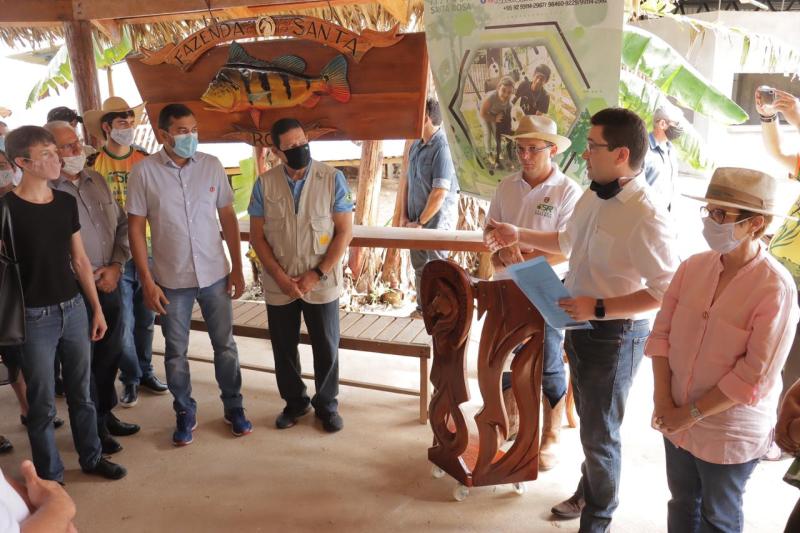 Governador, vice-presidente e comitiva visitam fazenda no Amazonas