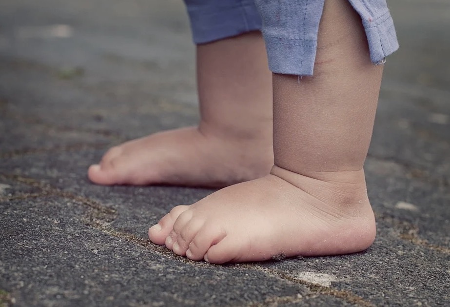 Andando sozinha, criança de 3 anos vai parar em bairro distante no Amazonas