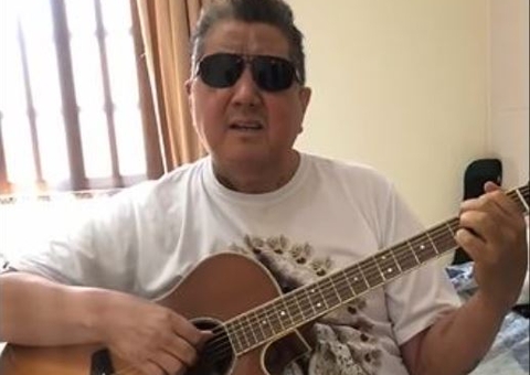 David Assayag canta ‘Ninguém explica Deus’ e fala de recuperação da covid