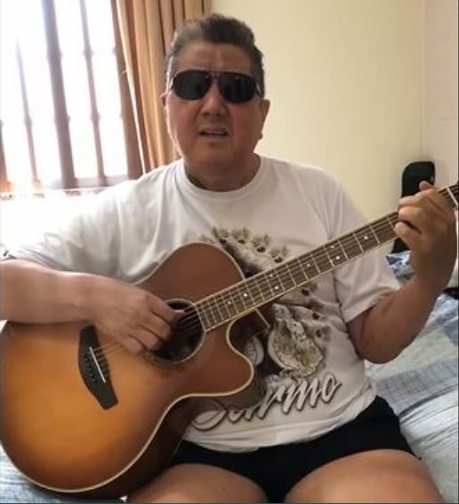 David Assayag canta ‘Ninguém explica Deus’ e fala de recuperação da covid