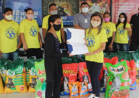 Alunos arrecadam meia tonelada de ração para animais de rua no Amazonas 