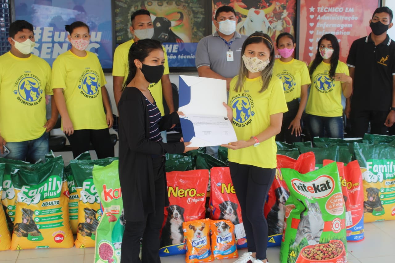 Alunos arrecadam meia tonelada de ração para animais de rua no Amazonas 