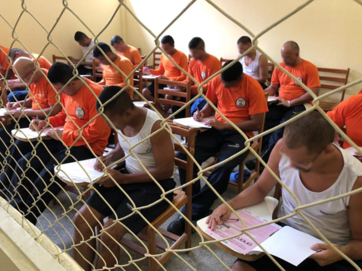 Detentos são inscritos para participar do Enem no Amazonas
