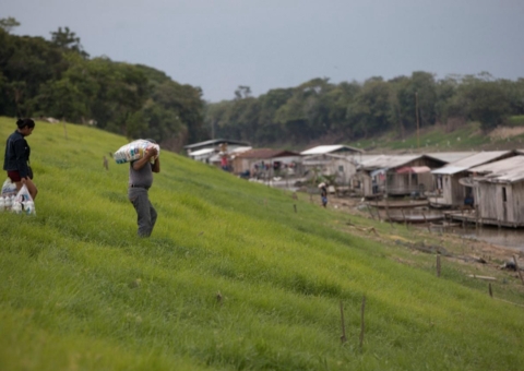 Mais de 370 ribeirinhos recebem kits de saúde e alimentação no Amazonas
