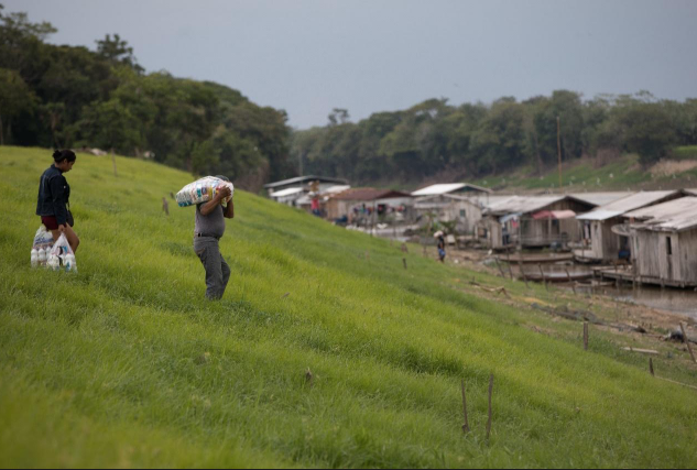 Mais de 370 ribeirinhos recebem kits de saúde e alimentação no Amazonas