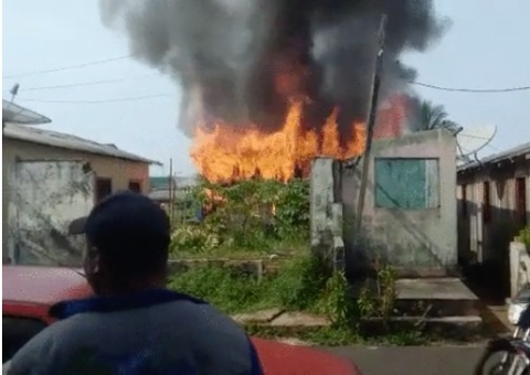 Casa fica totalmente destruída após incêndio no Amazonas