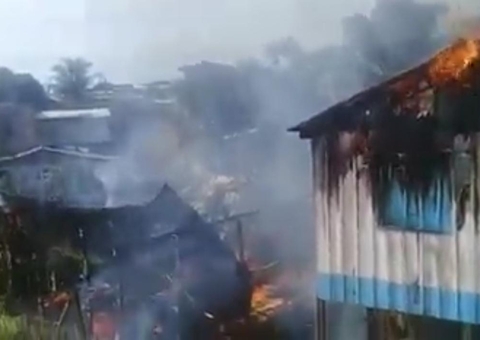 Vídeo: Na manhã de Natal, incêndio destrói três casas no Amazonas