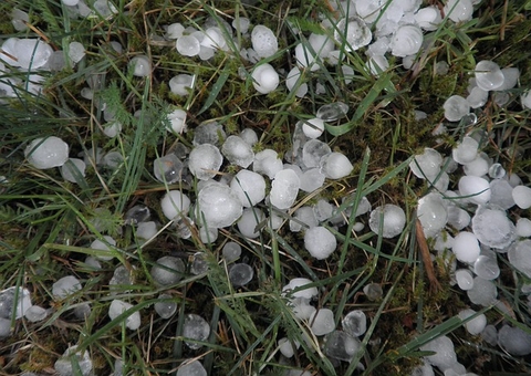 Chuva de granizo impressiona moradores do interior do Amazonas