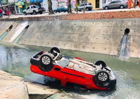 Carro vai parar no igarapé após idoso perder o controle em Manaus