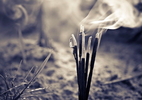 Incêndio destrói parte de casa após uso de incensos no Amazonas