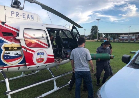 Helicóptero da SSP-AM leva 3 cilindros de oxigênio para Itacoatiara 