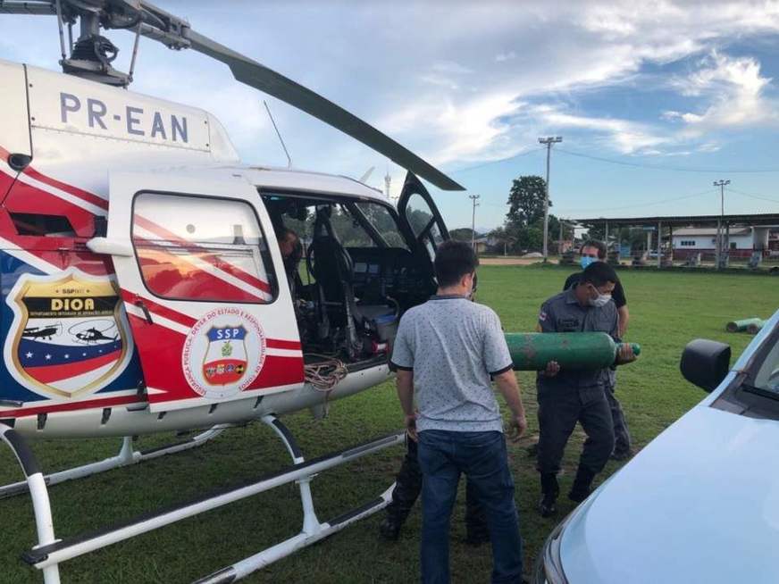 Helicóptero da SSP-AM leva 3 cilindros de oxigênio para Itacoatiara 