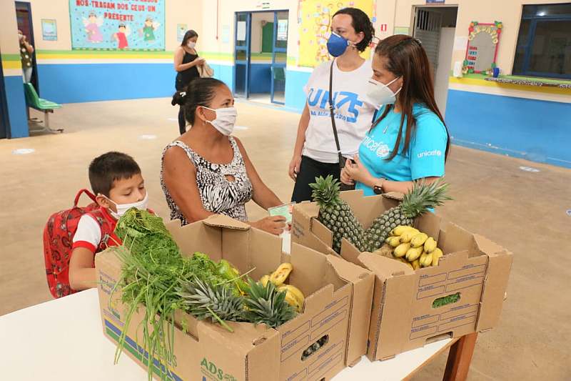 Estudantes do Iranduba e Cacau Pirêra recebem kits de alimentação