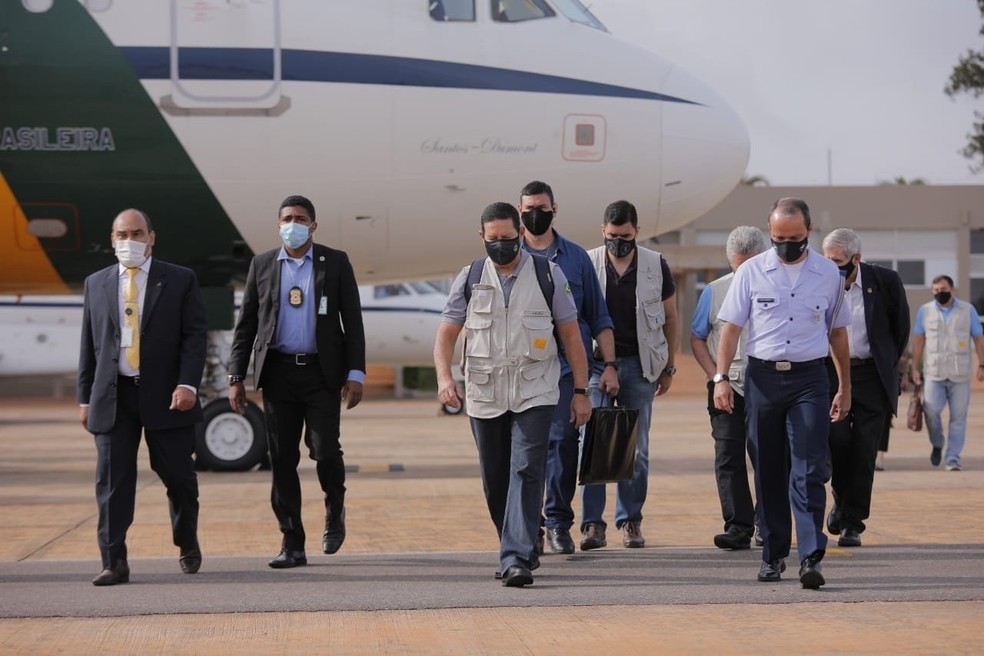 Viagem de Hamilton Mourão e embaixadores ao Amazonas é criticada