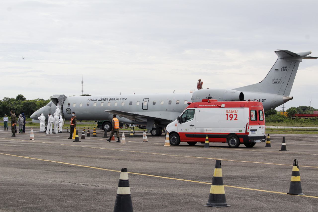 Pacientes com covid-19 são transferidos de Manaus para tratamento em Natal