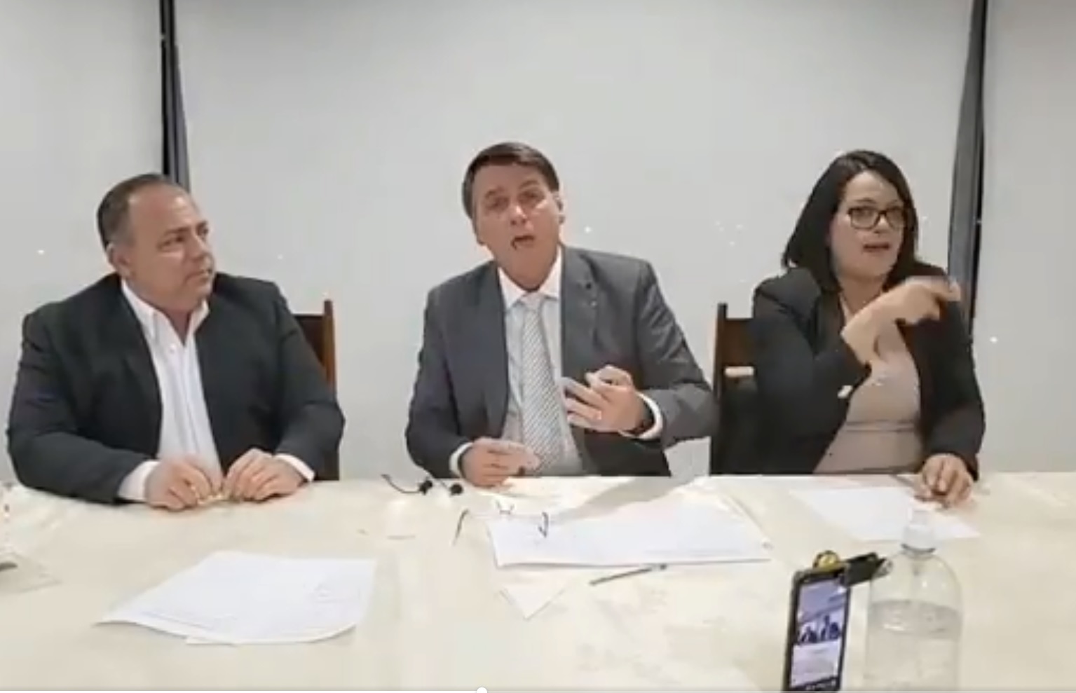Bolsonaro critica vacina, elogia cloroquina e cita situação de Manaus 