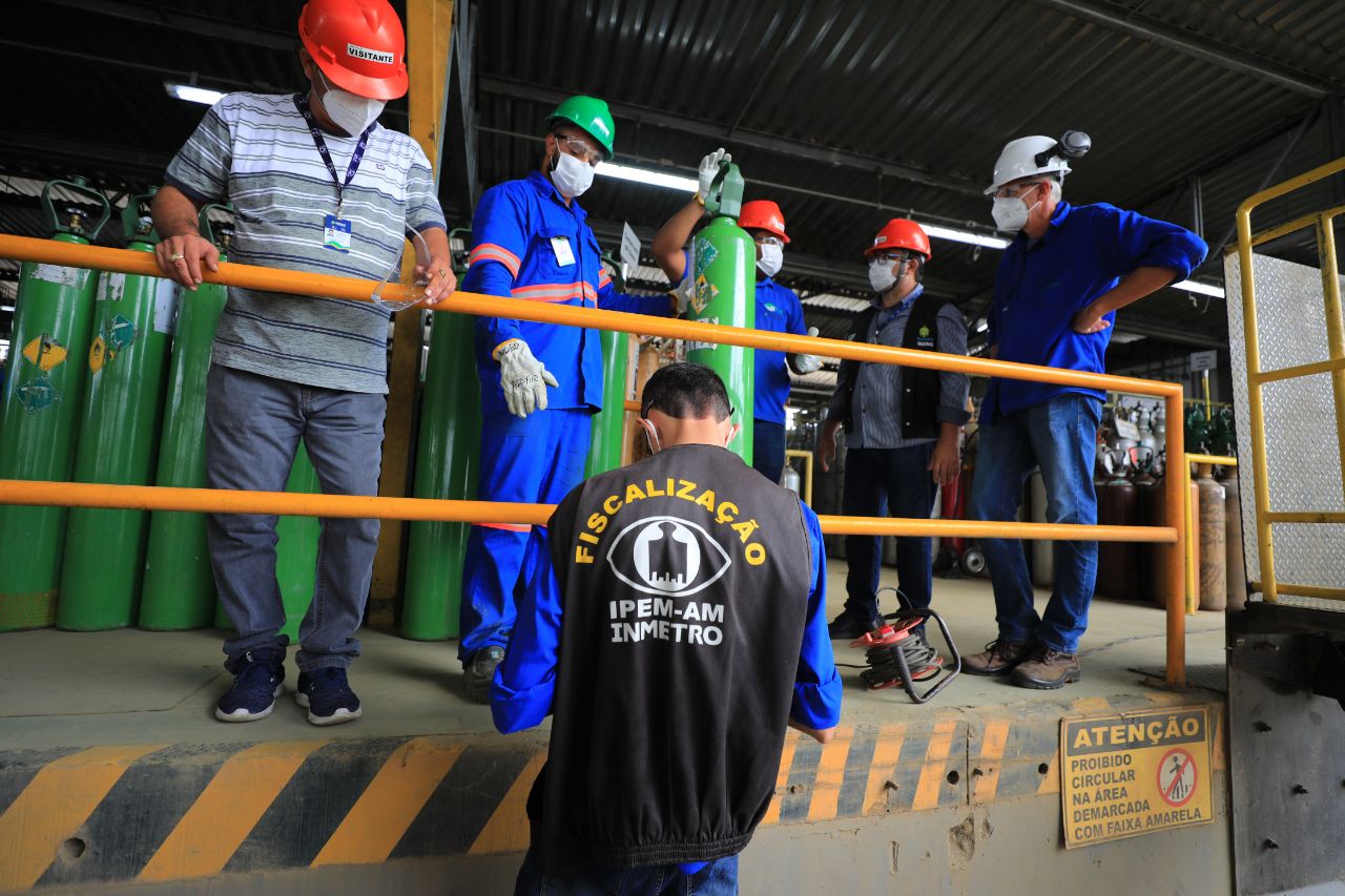 Ipem fiscaliza capacidade dos cilindros de oxigênio comercializados no AM