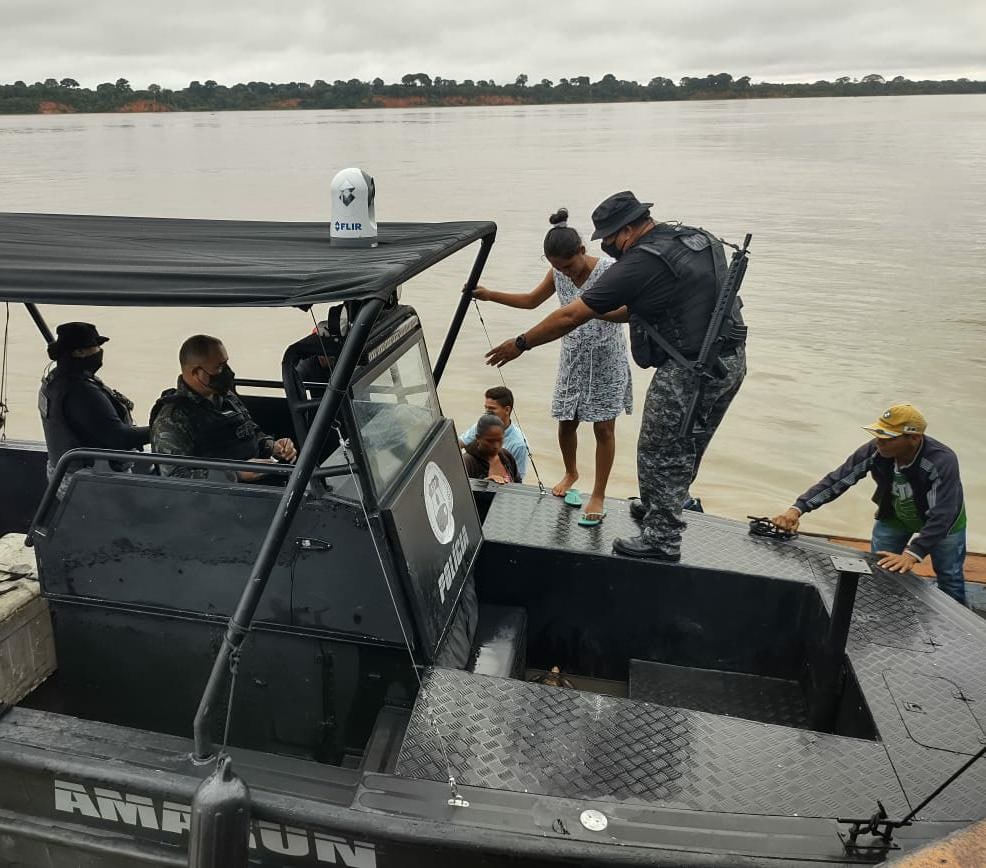 Policiais socorrem mulher em trabalho de parto no Amazonas 