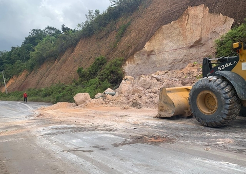 Durante chuva, barranco desliza no Km 127 da AM-010