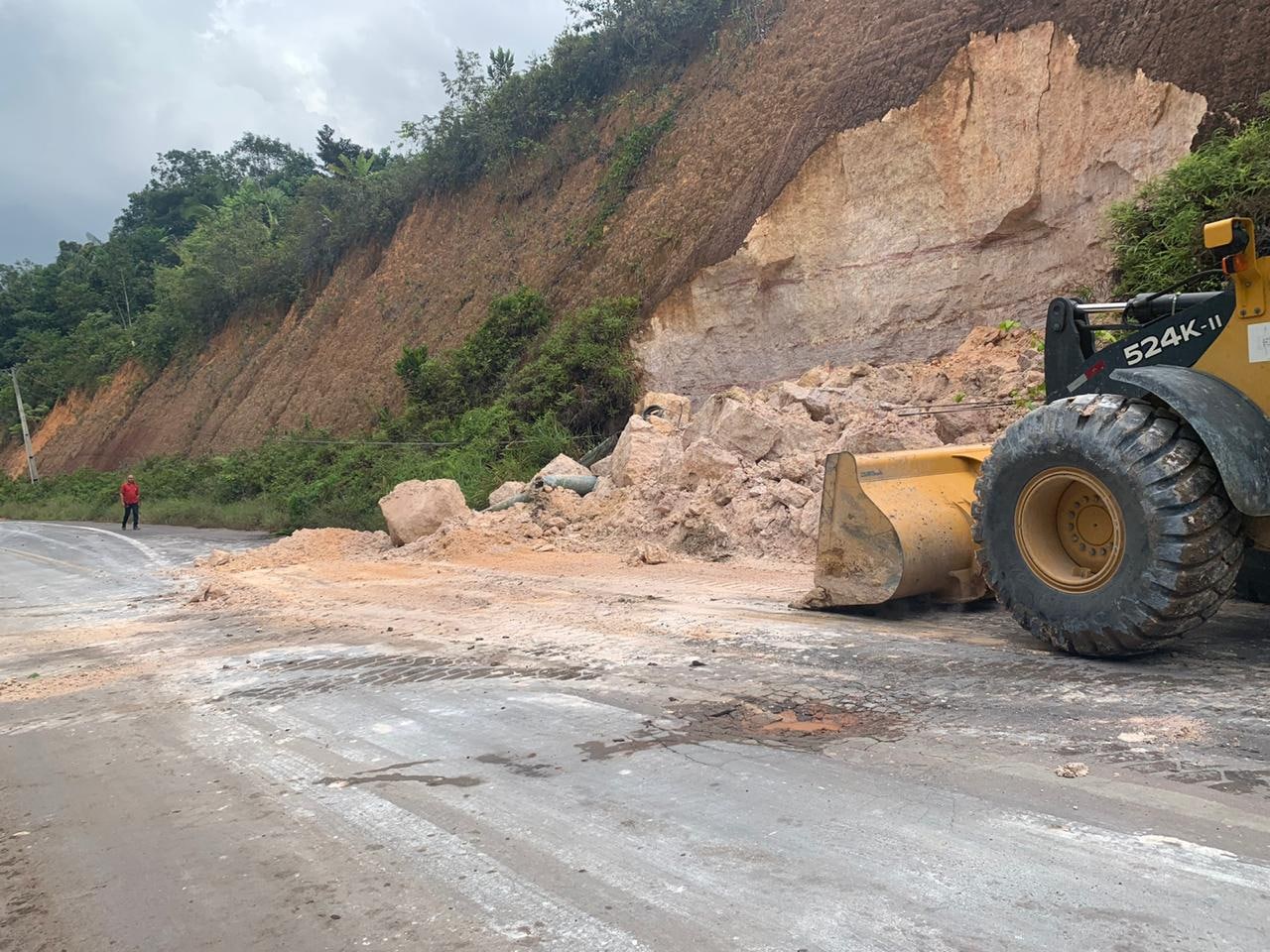 Durante chuva, barranco desliza no Km 127 da AM-010