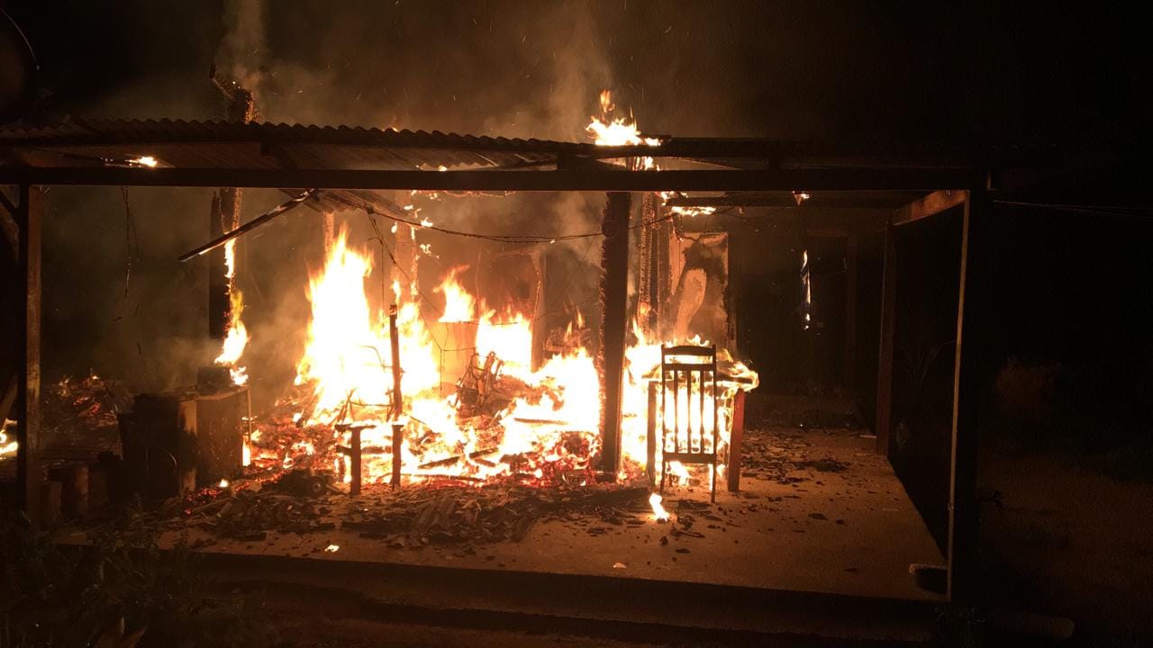 Casa e motocicleta são consumidas pelo fogo na virada do ano no Amazonas