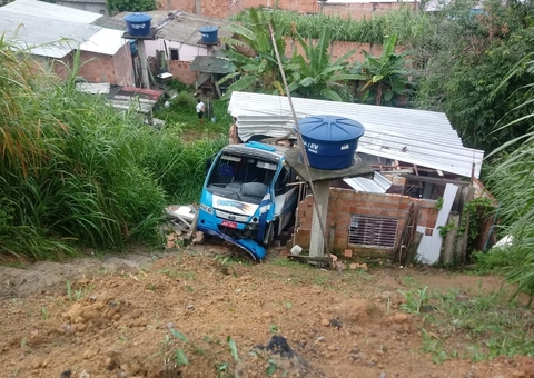 Micro-ônibus invade casa e morador fica preso embaixo do veículo em Manaus 